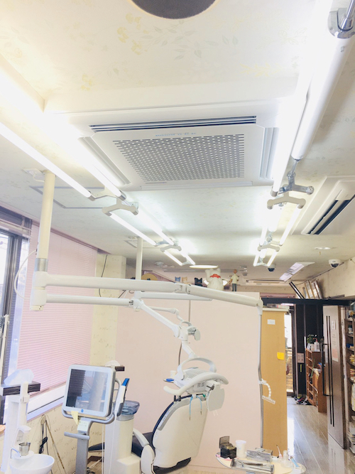 天井に空気清浄システムを設置しています。